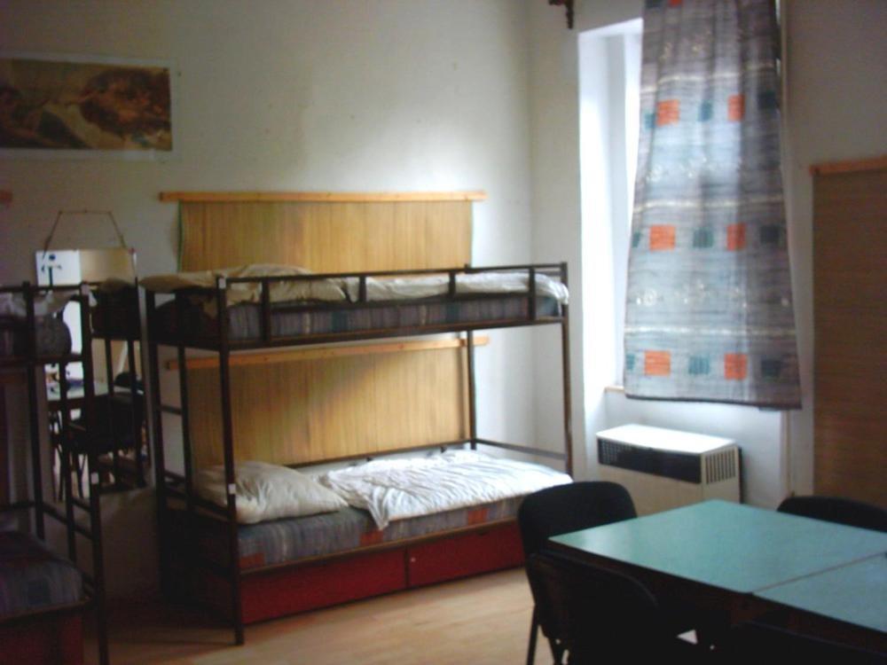 Season Hostal *